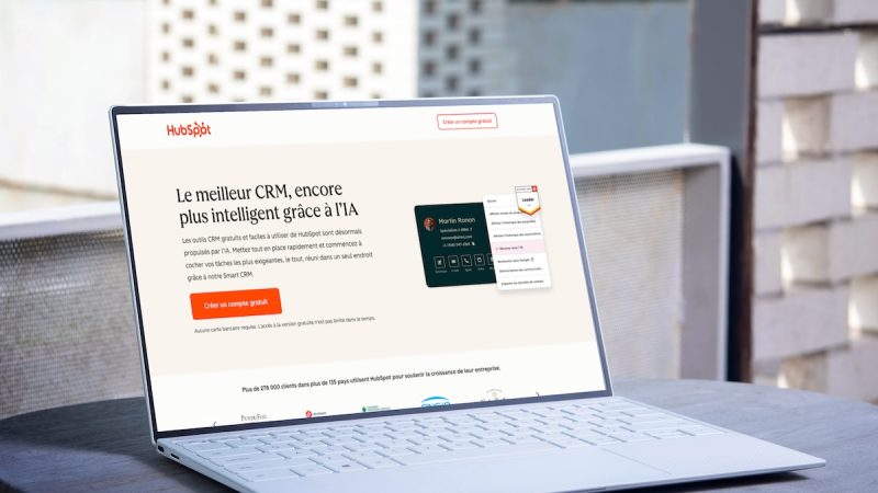 Le site web officiel de HubSpot en action sur un PC portable