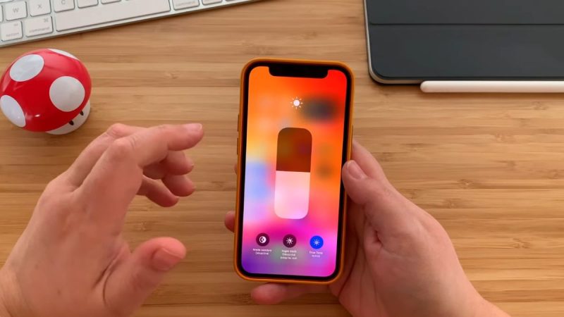 iPhone 12 l’écran s’assombrit tout seul, comment désactiver cette fonction